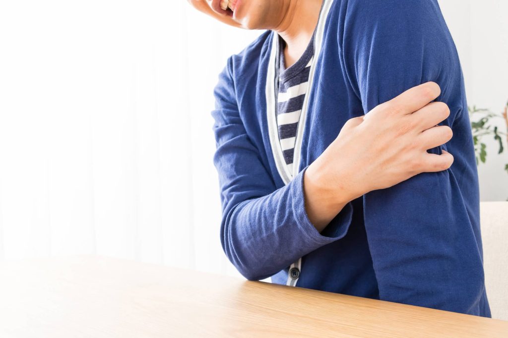 痛がっている男性