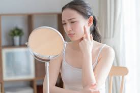 肌荒れに悩む女性