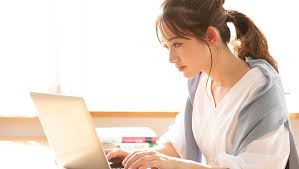 パソコン作業をしている女性
