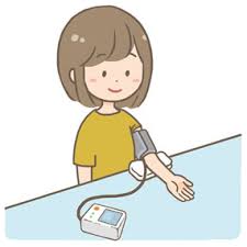 血圧を測っている女の子