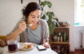 食事している女性